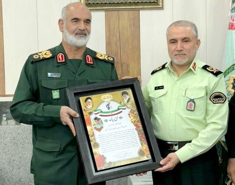 قدردانی سردار سرتیپ “احمد خادم سید الشهداء” فرمانده قرارگاه کربلا سپاه در جنوب غرب کشور از سردار “سید محمد صالحی ” فرمانده انتظامی خوزستان در هفته ناجا در مهرماه ۱۴۰۰  