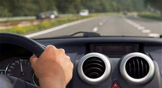 لحظه وحشتناک برخورد خودرو با یک کودک