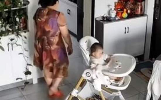 آویزان شدن خطرناک یک نوزاد ازصندلی غذا