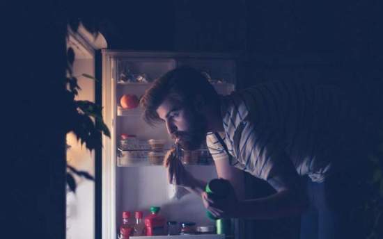 چرا نیمه شب دچار گرسنگی می‌شویم؟