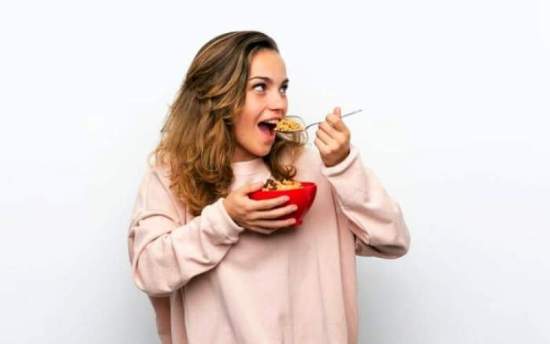 ایستاده غذا خوردن این بلاها را سر شما می‌آورد