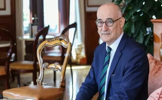 سفیر شاعر در ایران چه می‌کند؟