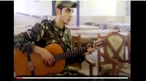 ویدیویی‌ از خوانندگی یک‌سربازِ خوش صدا