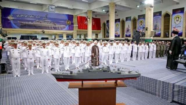 رهبر انقلاب در دیدار با کارکنان و خانوادههای ناوگروه ۸۶ رهبر انقلاب در دیدار با کارکنان و خانوادههای ناوگروه ۸۶