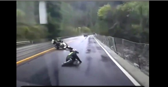 ببینید | فرار میلیمتری از فاجعه وسط اتوبان