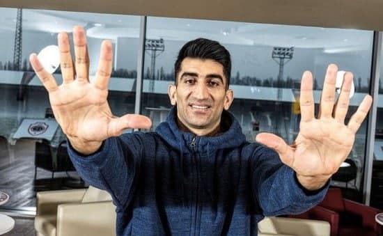 بیرانوند: فدراسیون نشسته و به ریش ما می خندد!