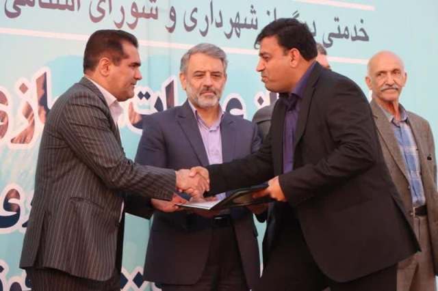 اهدای اقلام ورزشی به ۱۰۰ تیم فوتبال محلات اهواز