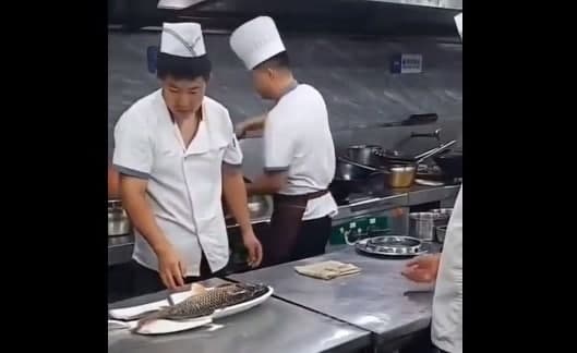 ببینید | اتفاق عجیب وسط یک رستوران