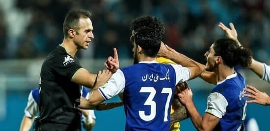 پرسپولیس برابر قعرنشین از شکست گریخت/بارش سنگ، بطری و صندلی در ورزشگاه غدیر پرسپولیس برابر قعرنشین از شکست گریخت/بارش سنگ، بطری و صندلی در ورزشگاه غدیر