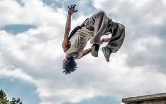 اقدام دیوانه‌وار این پسر در خیابان/ ببینید