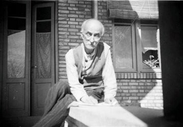 نیما یوشیج می گفت بعضی میخواهند او را معتاد کنند نیما یوشیج می گفت بعضی میخواهند او را معتاد کنند