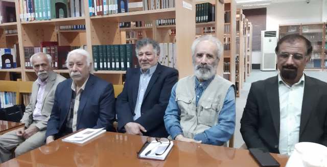 جهان را به شاعران بسپارید