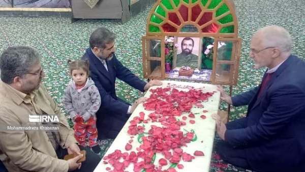 ادای احترام وزیر فرهنگ به مقام شامخ شهید علی هاشمی ادای احترام وزیر فرهنگ به مقام شامخ شهید علی هاشمی