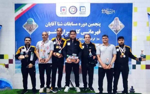 شناگران نیشکر بر سکوی سوم ایستادند