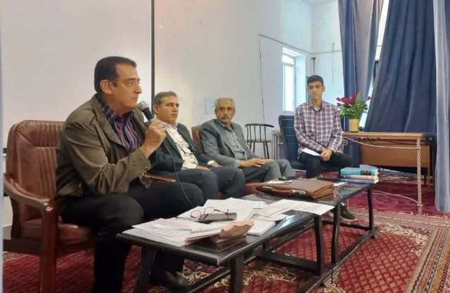 نشست ادبی فولاد و ابریشم در اهواز    همایش و نشست ادبی فولاد و  ابریشم با کوشش مدیریت مدارس فولاد اهواز برگزار شد.  به گزارش حبیب خبر، همایش و نشست ادبی فولاد و ابریشم با محوریت مدارس مجموعه صنایع فولاد و میهمانانی از مدارس بهار و شاهد امامحمد باقر روز چهارشنبه ۲۳ اسفند ماه ۱۴۰۲ برپا شد.  در این نشست- که استاد بلدی(شاعر) استاد امیرمحمدزاده(مدرس)، استاد ایوب بهرام(نویسنده و مدرس داستان) حضور داشتند- آقای عطایی مدیر مدرسه پسرانه امام حسین فولاد در سخنانی با اشاره به چشم انداز بلند مدت این حرکت ادبی در ماه ها و سال های آینده از ترسیم نقشه راه در این کار بزرگ خبرداد.  نشست ادبی فولاد و ابریشم در اهواز   سپس استاد بلدی درباره شعر و جایگاه آن در مدارس سخن گفت و در ادامه 