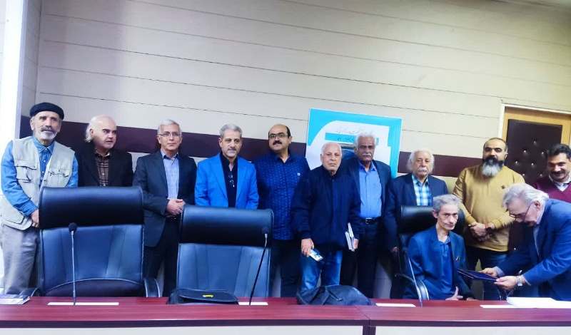 شاعری که برای دیده شدن آفتابی نشد شاعری که برای دیده شدن آفتابی نشد