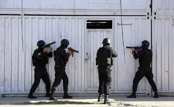 باندهای شرارت و قاچاق اعضای بدن نابود شد در پی سلسله عملیاتهای گسترده و غافلگیرانه پلیس اطلاعات و امنیت عمومی شهرستان ری، چندین باند سازمانیافته در حوزه شرارت، قاچاق اعضای بدن، جعل اسناد و ناامنسازی محلات شناسایی و متلاشی شد. * باندهای قاچاق نابود شد به گزارش حبیب خبر، مأموران عملیات ویژه پلیس اطلاعات و امنیت عمومی شهرستان ری در اجرای تدابیر باندهای شرارت و قاچاق اعضای بدن نابود شد در پی سلسله عملیاتهای گسترده و غافلگیرانه پلیس اطلاعات و امنیت عمومی شهرستان ری، چندین باند سازمانیافته در حوزه شرارت، قاچاق اعضای بدن، جعل اسناد و ناامنسازی محلات شناسایی و متلاشی شد. * باندهای قاچاق نابود شد به گزارش حبیب خبر، مأموران عملیات ویژه پلیس اطلاعات و امنیت عمومی شهرستان ری در اجرای تدابیر