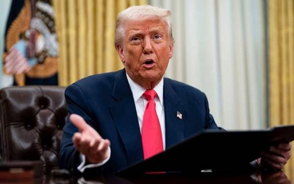 ترامپ حمله اسراییل به ایران را متوقف کرد