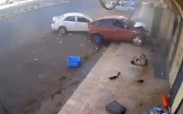 برخورد وحشتناک خودرو با عابران کنار خیابان