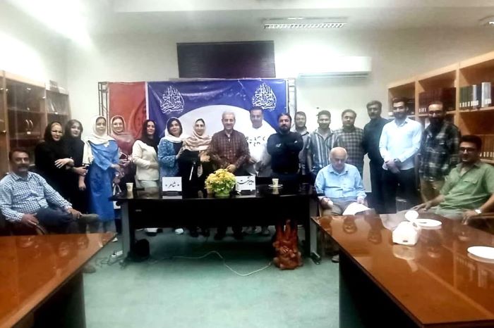 سپیده از میان شعر سر می زند