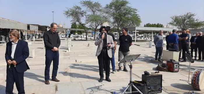 دستانش همیشه بوی مهربانی می داد دستانش همیشه بوی مهربانی می داد