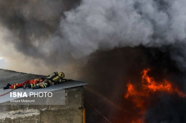 انبار پلاسکو در ۳۰ متری اهواز آتش گرفت انبار پلاسکو در ۳۰ متری اهواز آتش گرفت