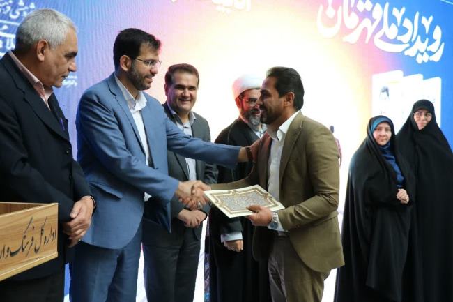 ناشران و مروجان کتاب خوزستان شناخته شدند