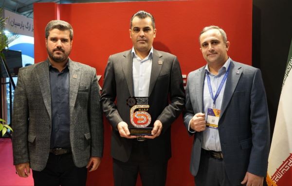 تندیس انجمن فولاد ایران در دستان فولاد مردان اکسین