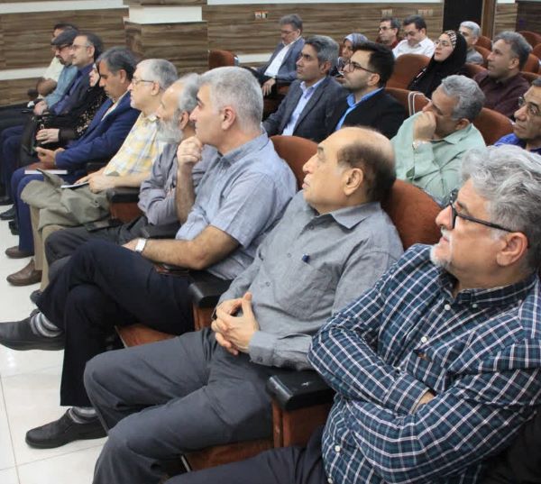 استقلال رسانه، اکسیژن «خوزی‌ها»/ اندیشکده‌ای برای مشق شب کارگزاران حبیب خبر-ح. ب. بیرگانی:  در هر سال تنها یک روز خاص یا ویژه را به خبرنگار پیشکش کرده اند که آن هم هفده مرداد است. جالب اینجا است که در این روز هم کارگزاران از تکلیف هایی برای خبرنگاران می گویند و می نویسند ولی خبرنگاران تنها تماشاگر سخنان این بزرگواران هستند.   البته باز گفته می شود: همه‌ی روزهای سال (بجز هفده مرداد) روز عام یا همگان و روز خبرنگار است!  در یکی از همین روزهای همگان- که همزمان است با زادروز پیامبر اکرم(ص) و امام جعفر صادق(ع)- در تالار دانشکده علوم ایران جشن روز یا پسین خبرنگاران 