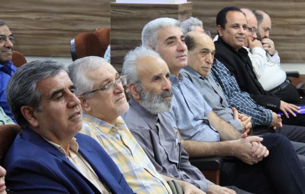 استقلال رسانه، اکسیژن «خوزی‌ها»/ اندیشکده‌ای برای مشق شب کارگزاران حبیب خبر-ح. ب. بیرگانی:  در هر سال تنها یک روز خاص یا ویژه را به خبرنگار پیشکش کرده اند که آن هم هفده مرداد است. جالب اینجا است که در این روز هم کارگزاران از تکلیف هایی برای خبرنگاران می گویند و می نویسند ولی خبرنگاران تنها تماشاگر سخنان این بزرگواران هستند.   البته باز گفته می شود: همه‌ی روزهای سال (بجز هفده مرداد) روز عام یا همگان و روز خبرنگار است!  در یکی از همین روزهای همگان- که همزمان است با زادروز پیامبر اکرم(ص) و امام جعفر صادق(ع)- در تالار دانشکده علوم ایران جشن روز یا پسین خبرنگاران 