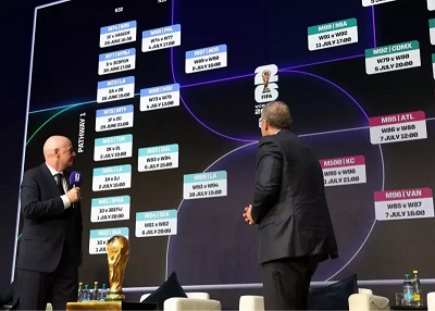 نایب رئیس مجلس پاسخ داد اولویت مجلس در بودجه ۱۴۰۵ چیست؟ اولویت مجلس در بودجه ۱۴۰۵ چیست؟ نایب رئیس مجلس شورای اسلامی تاکید کرد: اولویت مجلس در بررسی لایحه بودجه سال ۱۴۰۵ توجه به معیشت مردم است.  حمیدرضا حاجی بابایی، نماینده مردم همدان در مجلس شورای اسلامی، در گفت وگو با ایسنا در پاسخ به این پرسش که اولویت مجلس در لایحه بودجه سال ۱۴۰۵ چیست، بیان کرد: اولویت مجلس در بررسی لایحه بودجه سال آتی معیشت مردم است. ما امروز باید خیلی از اولویت های خود را تغییر دهیم‌. به جز بودجه دفاعی که مهم است باید مابقی بودجه را به سمت تأمین معیشت مردم سوق دهیم.  وی با تاکید بر ضرورت توجه به معیشت مردم در لایحه بودجه سال ۱۴۰۵ اظهار کرد:  ما امروز باید بتوانیم از دهک های پایین جامعه و همه دهک های ضعیف حمایت کنیم. باید با اعطای کالابرگ به معیشت دهک های پایین جامعه کمک کنیم. باید بتوانیم معیشت دهک های پایین جامعه را تامین کنیم.  نایب رئیس مجلس شورای اسلامی با تاکید بر اینکه دو سال دیگر می توان خیلی از کارهای دیگر را دنبال کرد: گفت: باید تلاش کنیم از این مقطع کوتاه موجود عبور کنیم. باید پشت سر مردم بایستیم و جز به معیشت مردم به چیز دیگری فکر نکنیم.