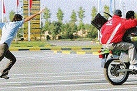 ببینید/سرقت موبایل توسط دو موتورسوار