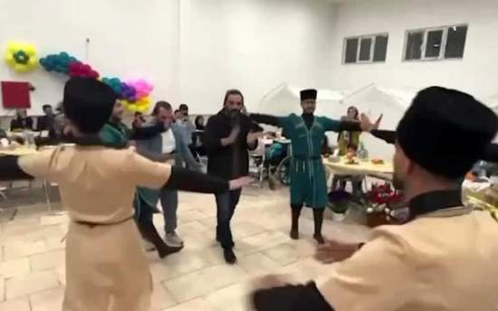 رقص آذری احسان علیخانی با گروه رقصنده