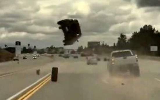 پرواز یک خودرو پس از خروج ناگهانی لاستیک وانت