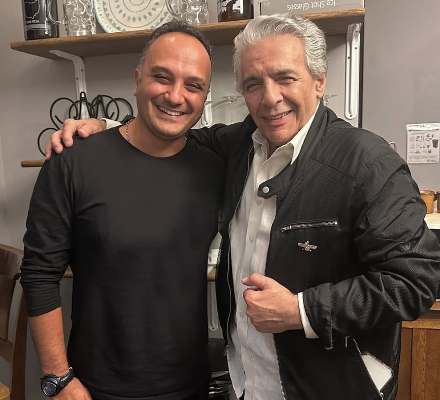 پست احسان کرمی در کنار خواننده لس‌آنجلسی