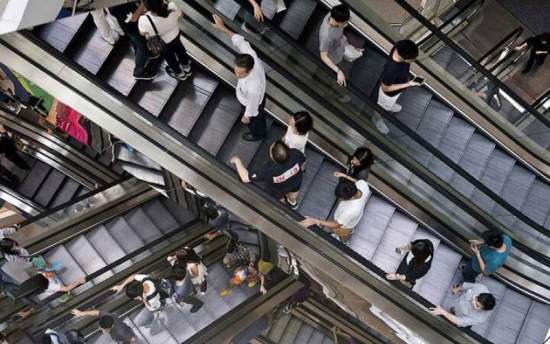 لحظه سقوط یک پسربچه از پله برقی