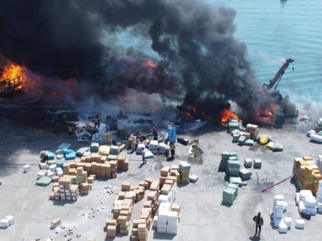 دو فروند لنج در بندر بهمن قشم در آتش سوخت